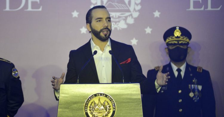 El Salvador compra otros 100 bitcoins tras una caída del mercado de criptomonedas