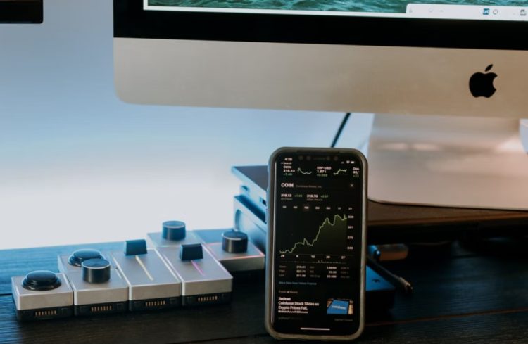 Comparing Apple With Bitcoin, Expert Sets $700K As Long-Term Goal