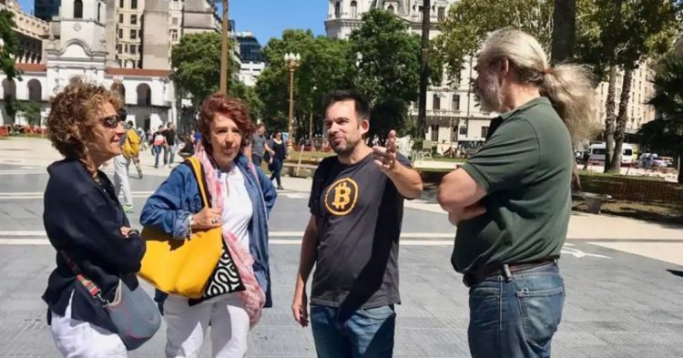 Es argentino, ofrece tours en Airbnb para explicar bitcoin y a los turistas les encanta