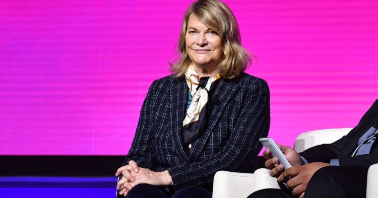 U.S. Senator Lummis, Crypto Lobbyists Urge Court to Dismiss SEC's Coinbase Lawsuit