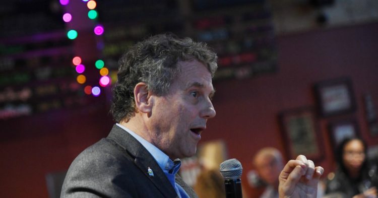 Top Senate Democrat Brown Tells Gensler, Yellen, Behnam to Use Powers to Address Crypto