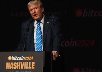 Bitcoin Rises Nearly 10% Against Mexican Peso as 'Trump Trade' Soars; Gold Stays Flat